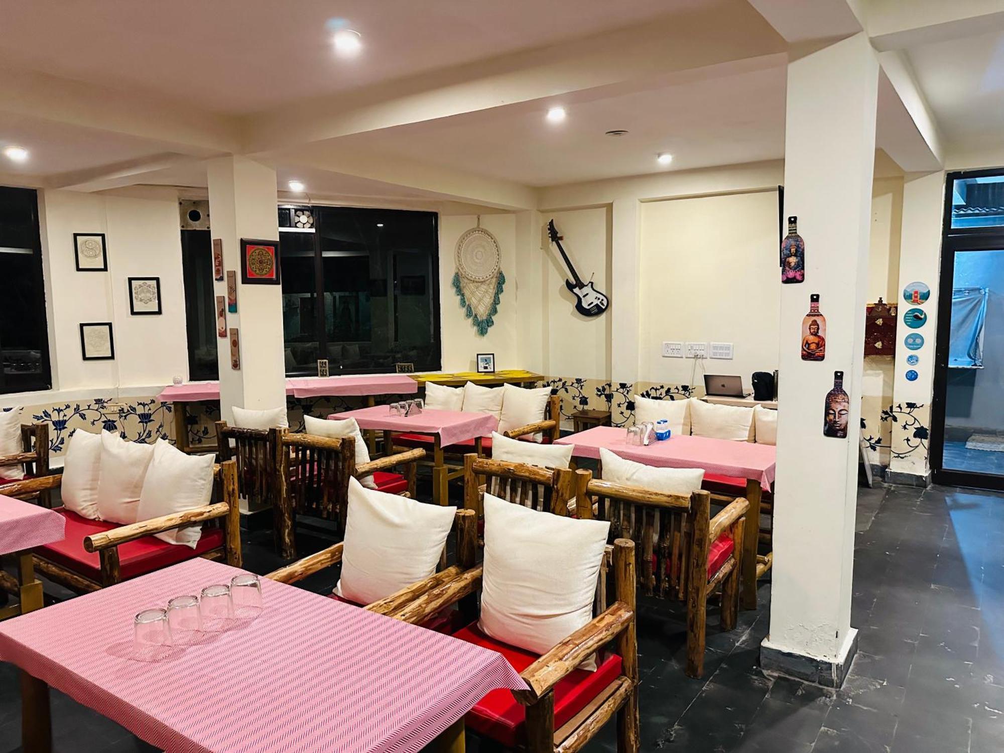 Red House Cafe And Inn Manāli Dış mekan fotoğraf
