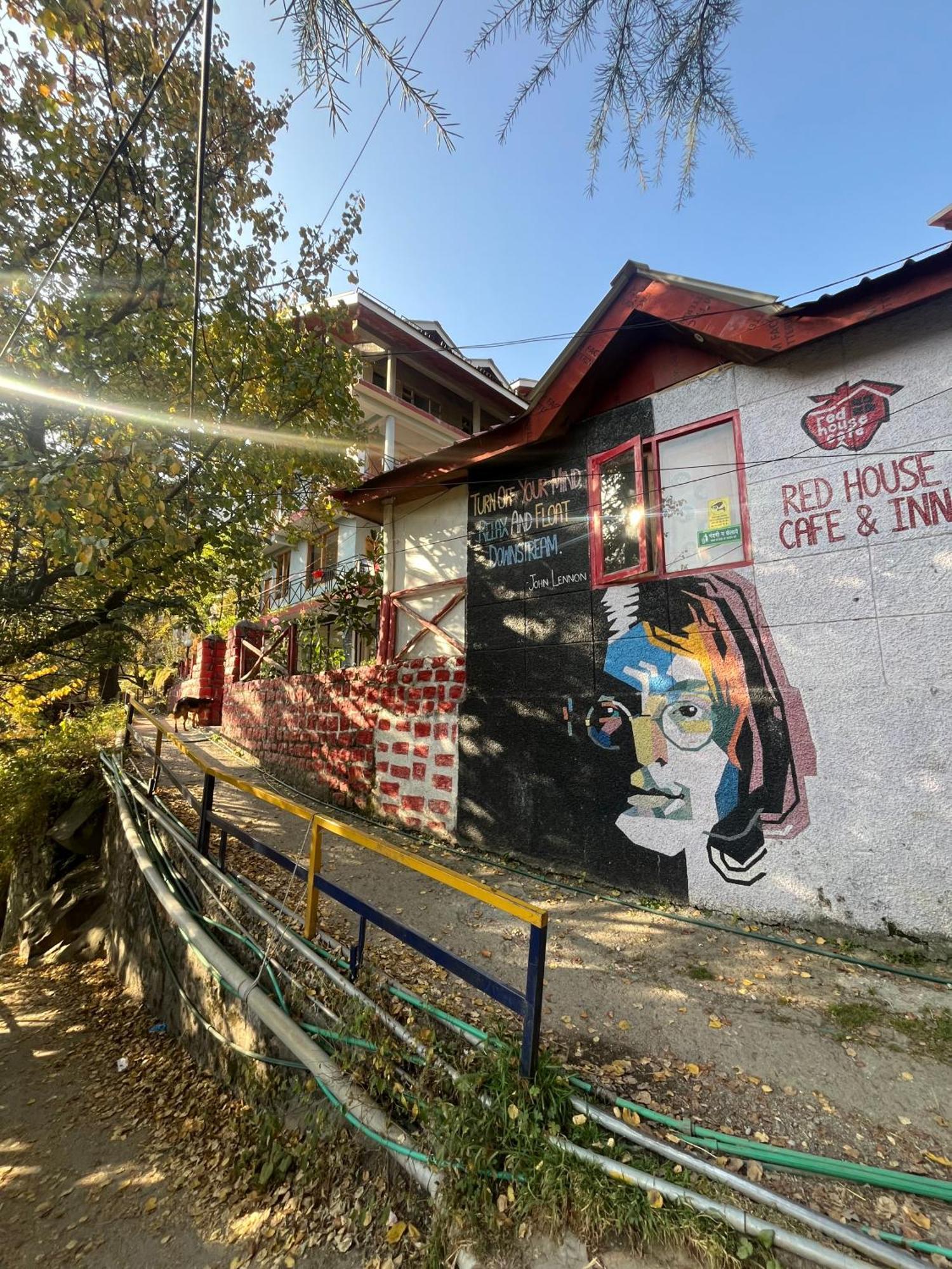Red House Cafe And Inn Manāli Dış mekan fotoğraf