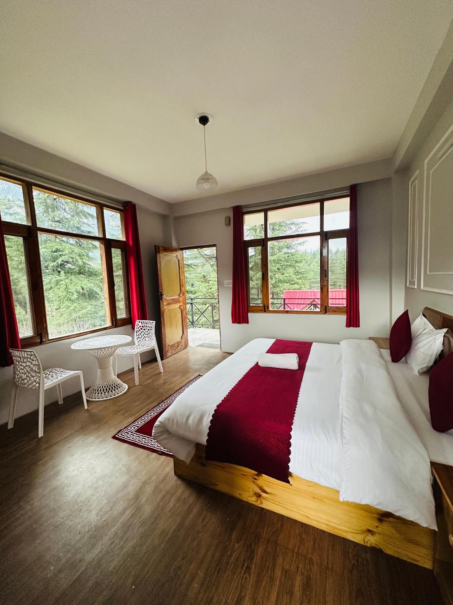Red House Cafe And Inn Manāli Dış mekan fotoğraf