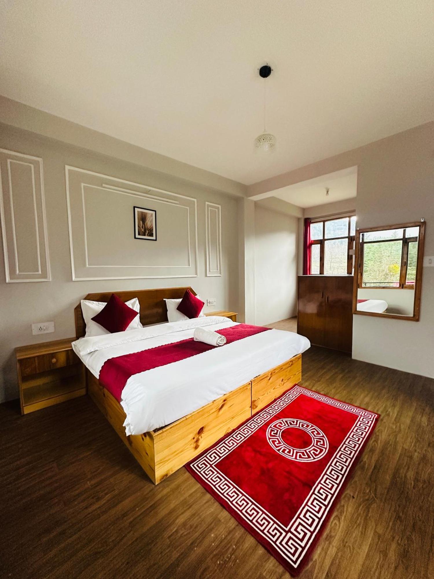 Red House Cafe And Inn Manāli Dış mekan fotoğraf