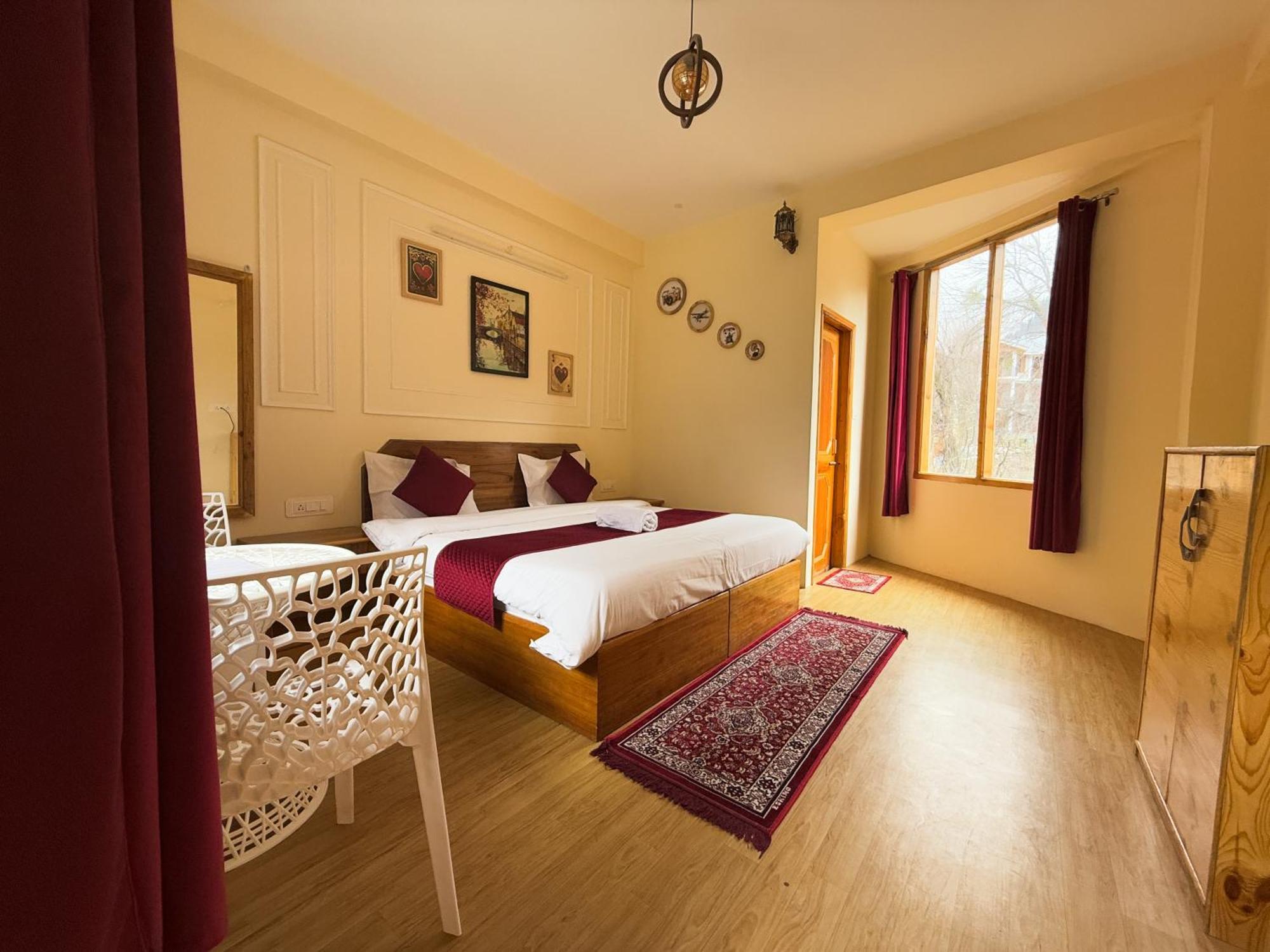 Red House Cafe And Inn Manāli Dış mekan fotoğraf