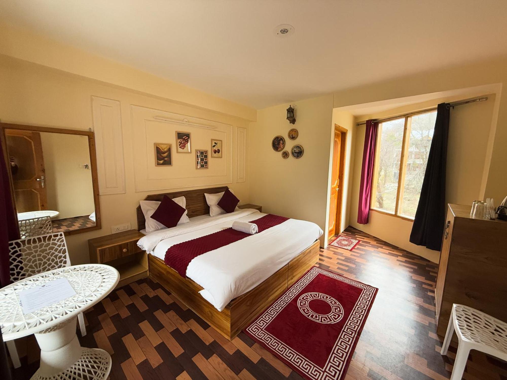 Red House Cafe And Inn Manāli Dış mekan fotoğraf